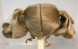 Poppen pruik mohair omtrek 26 tot 27  cm, middenblond.