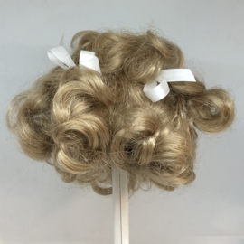 Glorex poppen pruik kunsthaar omtrek 35 tot 37  cm, middenblond.