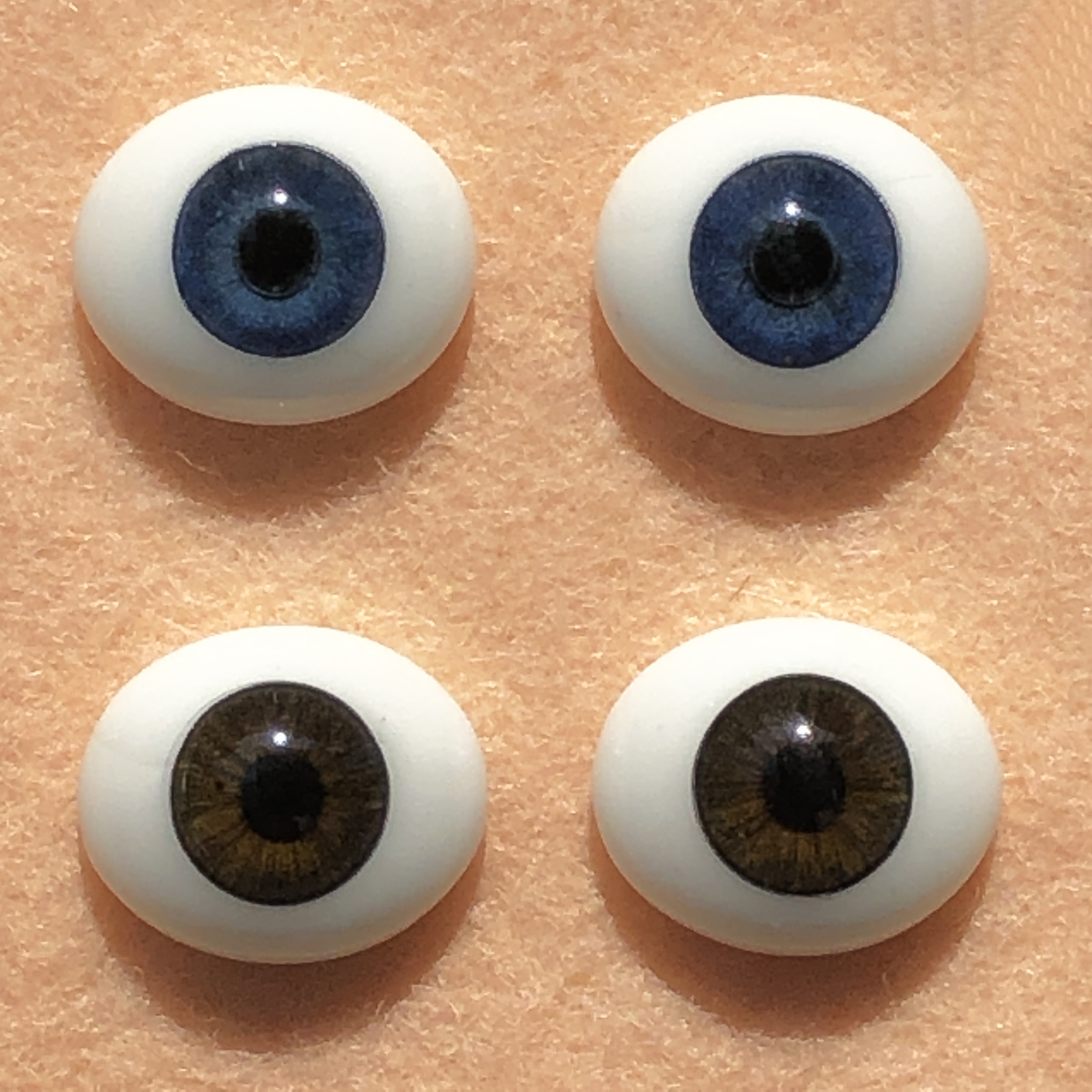 Ovale blauwe of donkerbruine glasogen 18 mm breed   - glazen ogen - paperweight poppenogen.
