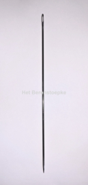 Stoffeerdersnaald, lange naald 25 cm om berenogen vast te naaien.