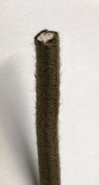 Hele rol met 50 meter bruin rond koort poppen elastiek 4 mm dik voor een oude pop. Hoge rekbaarheid !