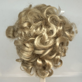 Glorex poppen pruik kunsthaar omtrek 35 tot 37  cm, middenblond.