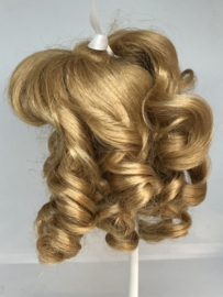 Poppen pruik kunsthaar omtrek 23 tot 25 cm, warm blond.
