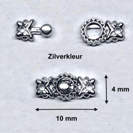 1 mini metalen sluiting voor poppenkleertjes 1 cm breed in bronskleur of zilverkleur