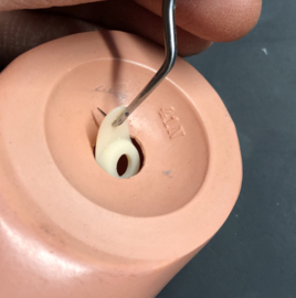Ovale ankertjes schijfjes  ( per stuk, niet per set ! )  voor het elastieken van een oude pop