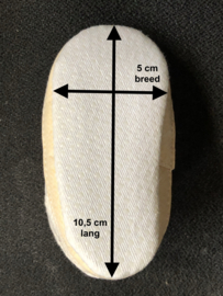 Katoenen  poppenschoentjes roomkleur 10,5 x 5  cm.