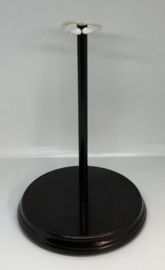Vintage poppenstandaard rond hout  voor een tot 30 tot 40 cm lange pop  .