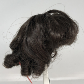 Poppen pruik kunsthaar omtrek 12 à 13  cm  donkerbruin, Monique Collection.