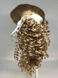 Poppen pruik kunsthaar omtrek 29 tot 31  cm, middenblond.