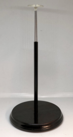 Vintage poppenstandaard rond hout  voor een tot 30 tot 40 cm lange pop  .