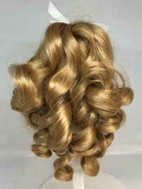 Poppen pruik kunsthaar omtrek 23 tot 25 cm, warm blond.