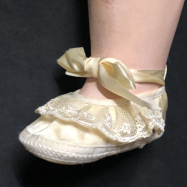 Satijnen poppenschoentjes champagnekleur  9,5 x 4,5 cm