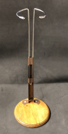 Vintage poppenstandaard rond hout  voor een 65 cm tot 80 cm lange pop  .