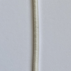 Soepel en zeer rekbaar elastiek voor celluloid poppen van maximaal 25 cm lengte,  2,5 mm dik crèmekleurig per 2 meter.