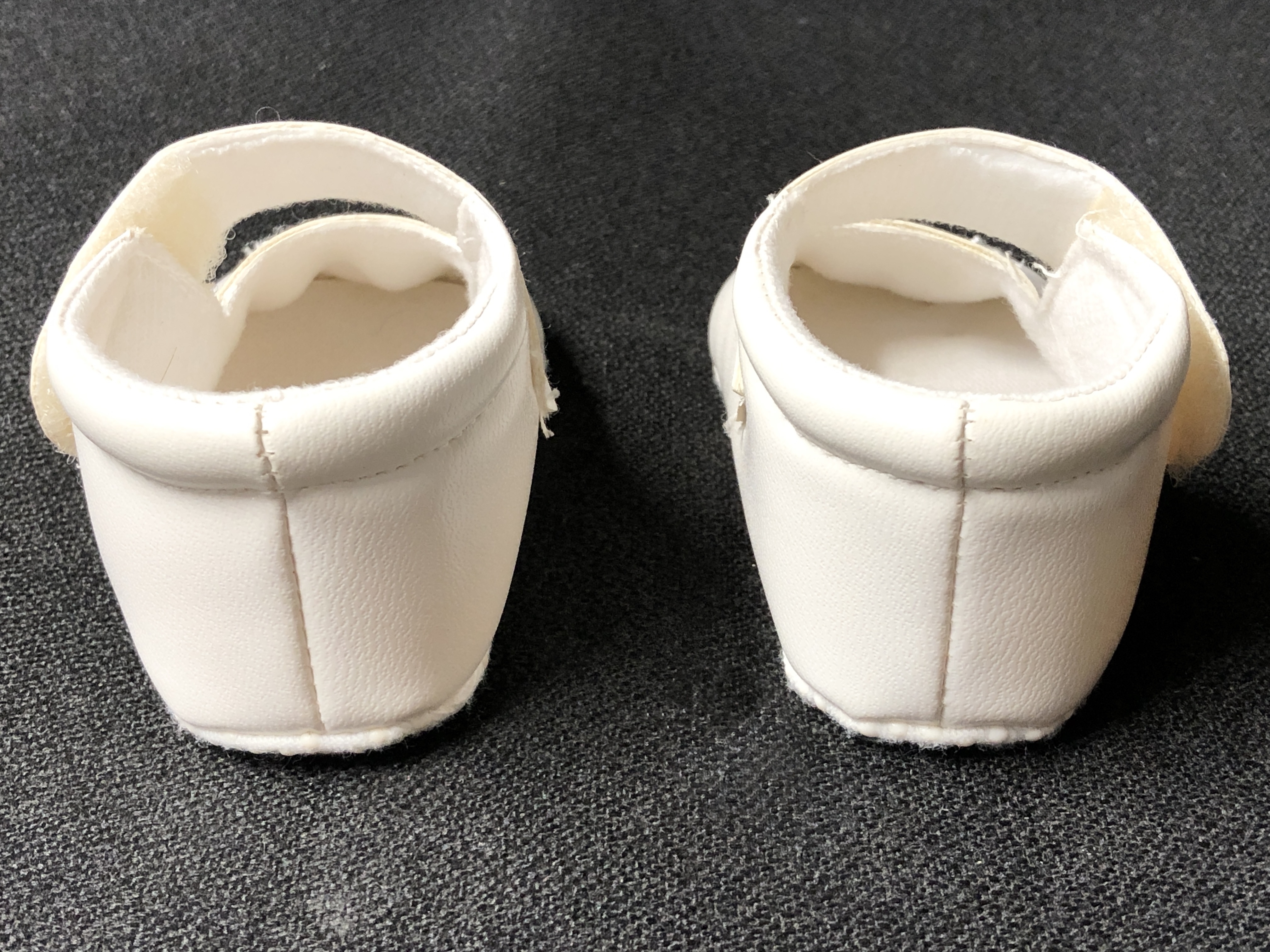 Kunstleren  poppenschoentjes roomkleur   11 x 5,5 cm