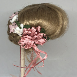 Glorex poppen pruik kunsthaar omtrek 25 tot 27  cm, middenblond.