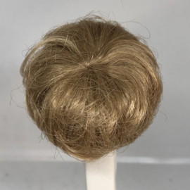 Poppen pruik kunsthaar omtrek 10 tot 11  cm, middenblond.