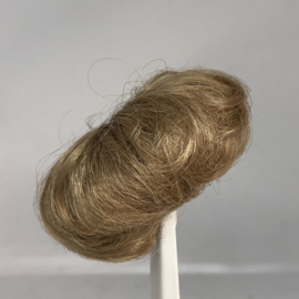 Poppen pruik kunsthaar omtrek 10 tot 11  cm, middenblond.