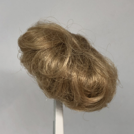 Poppen pruik kunsthaar omtrek 10 tot 11  cm, middenblond.