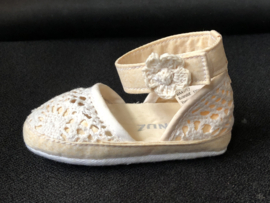 Katoenen  poppenschoentjes roomkleur 10,5 x 5  cm.