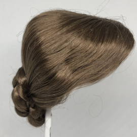 Glorex poppen pruik kunsthaar omtrek 28 tot 29  cm, licht bruin.