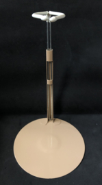 Grote stevige metalen poppenstandaard met de klem op minimaal 29 cm hoogte voor een pop met circa 42 tot 65 cm lengte.