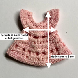 Gehaakt poppenjurkje voor circa 11 cm lang popje