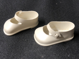 Vintage witte Cinderella plastik poppenschoentjes maat 3