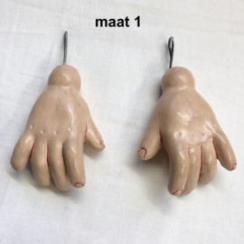 1 paar poppenhandjes maat 1