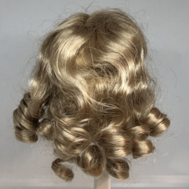 Poppen pruik kunsthaar omtrek 28 tot 30  cm, middenblond.