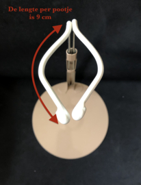 Grote stevige metalen poppenstandaard met de klem op minimaal 29 cm hoogte voor een pop met circa 42 tot 65 cm lengte.