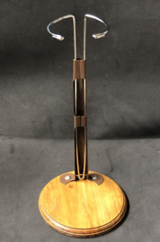 Vintage poppenstandaard rond hout  voor een tot 41 tot 63 cm lange pop  .