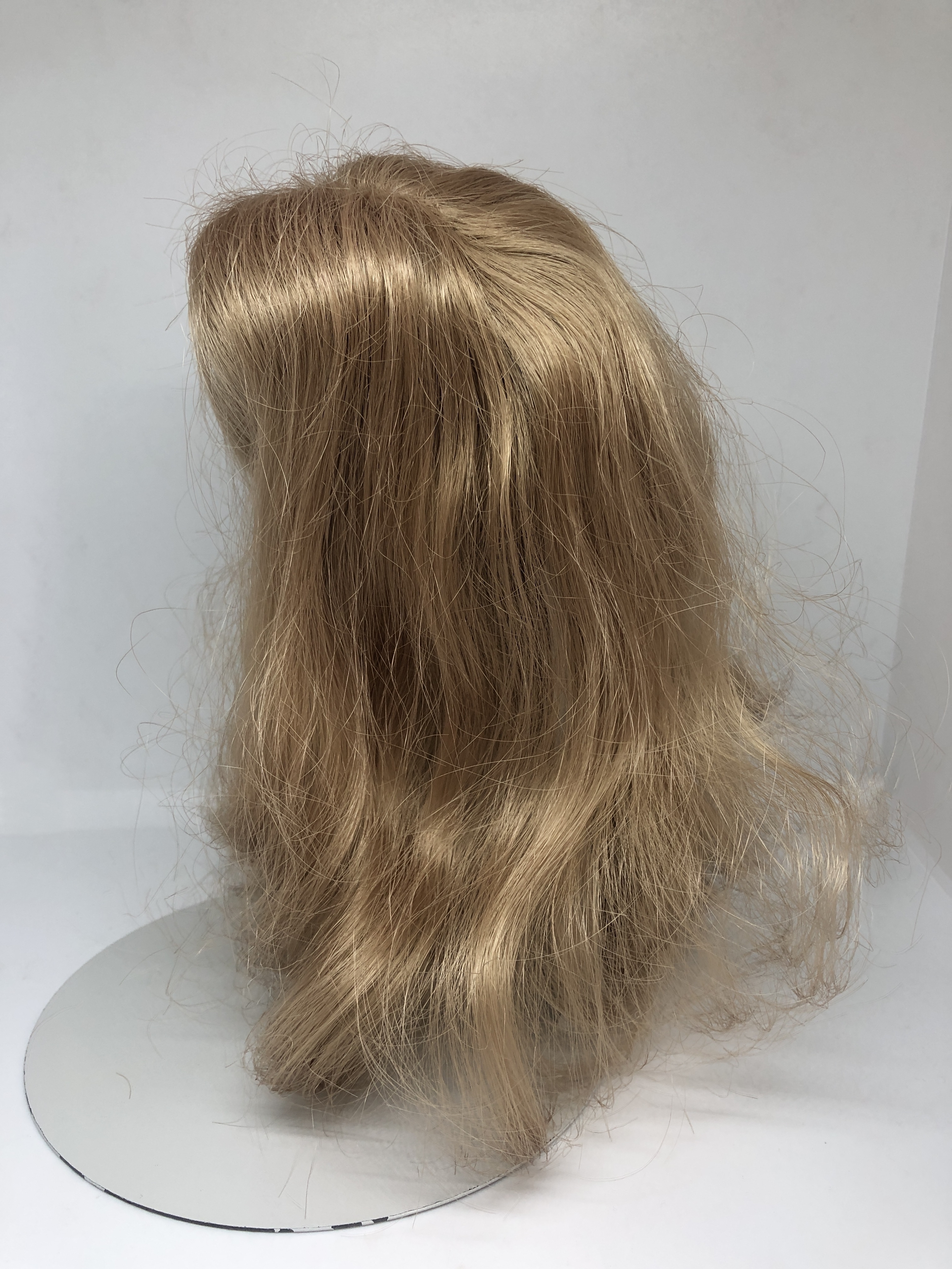 Poppen pruik kunsthaar omtrek 24 cm, blond.