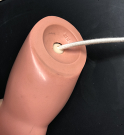 Ovale ankertjes schijfjes  ( per stuk, niet per set ! )  voor het elastieken van een oude pop