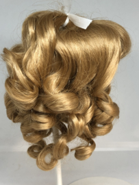 Poppen pruik kunsthaar omtrek 23 tot 25 cm, warm blond.