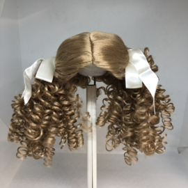Poppen pruik kunsthaar omtrek 29 tot 31  cm, middenblond.