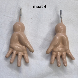 1 paar poppenhandjes maat 4