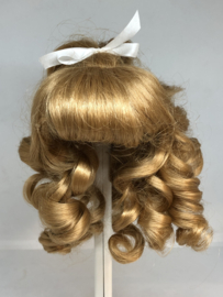 Poppen pruik kunsthaar omtrek 23 tot 25 cm, warm blond.