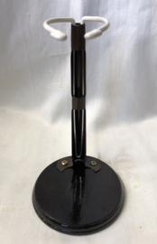 Vintage poppenstandaard rond hout + metaal voor een tot 30 tot 42 cm lange pop  .