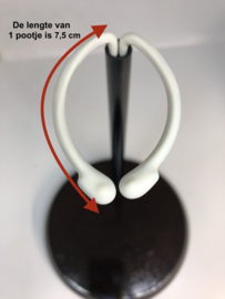 Vintage poppenstandaard rond hout  voor een tot 30 tot 40 cm lange pop  .