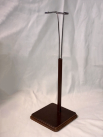 Vintage poppenstandaard vierkant hout + metaal voor een tot 30 tot 42 cm lange pop  .