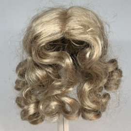 Poppen pruik kunsthaar omtrek 28 tot 30  cm, middenblond.