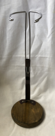 Vintage poppenstandaard rond hout + metaal voor een tot 30 tot 42 cm lange pop  .