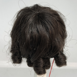 Poppen pruik kunsthaar omtrek 12 à 13  cm  donkerbruin, Monique Collection.