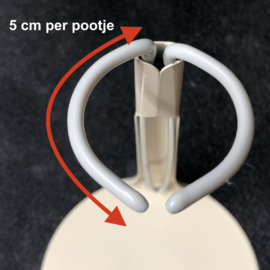 Metalen poppenstandaard met een 10 tot 15 cm hoge klem.