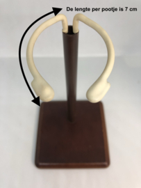 Vintage poppenstandaard vierkant hout + metaal voor een tot 30 tot 38 cm lange pop  .