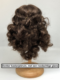 Glorex poppen pruik kunsthaar omtrek 18 tot 21  cm, donker kastanjebruin.