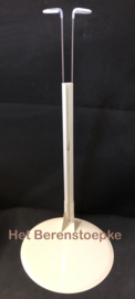 Grote stevige metalen poppenstandaard met de klem op minimaal 44 cm hoogte voor een slanke lange pop met smalle taille .
