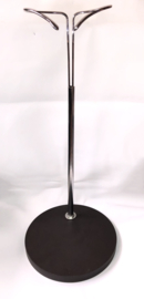 Extra grote vintage poppenstandaard rond hout + metaal , taille op minimaal 38 en maximaal op 65 cm hoogte.