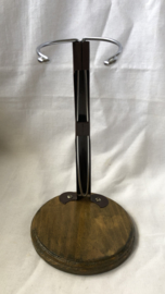 Vintage poppenstandaard rond hout + metaal voor een tot 30 tot 42 cm lange pop  .